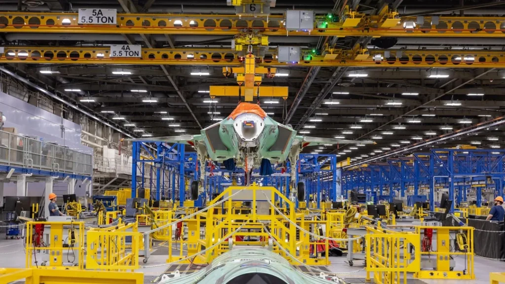 O primeiro F-35A destinado à Alemanha durante sua montagem final nas instalações da Lockheed Martin em Fort Worth, Texas. Foto: Lockheed Martin